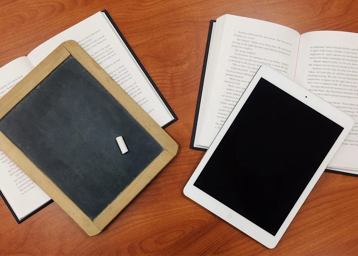 Hardback vs. Paperback vs. E-book: A Cost and Comfort Comparison for UK Readers